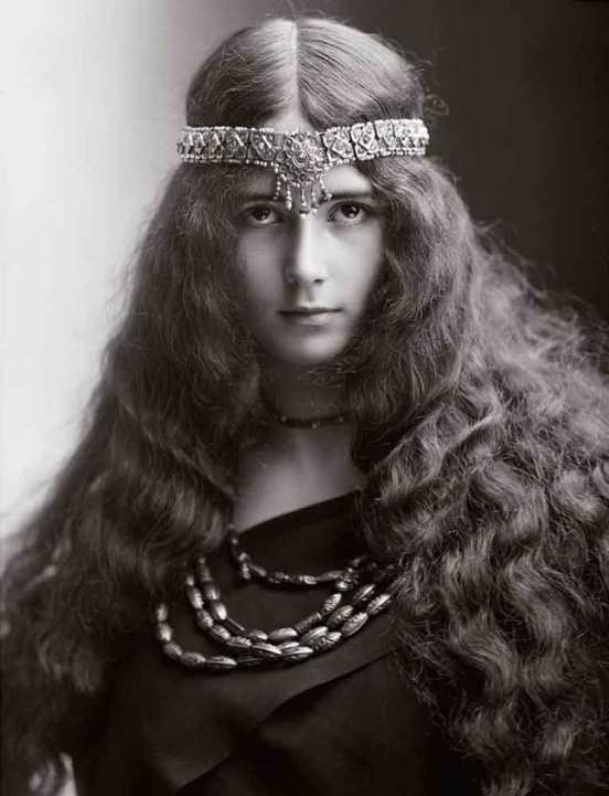 Nadar_Cleo-de-Merode_c1900_c